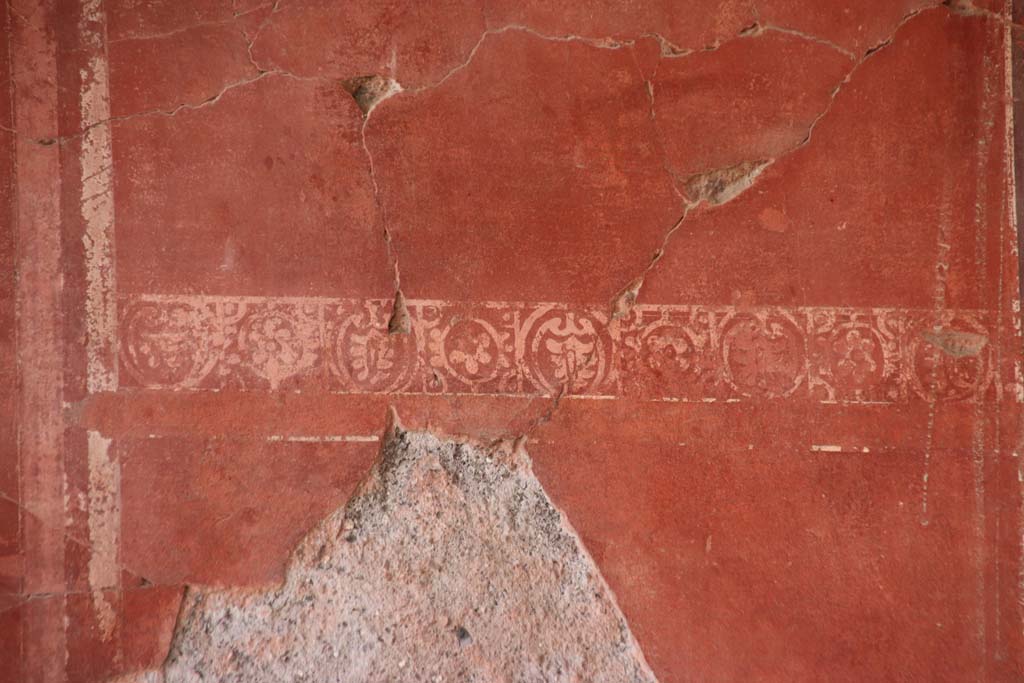 Ins. Orientalis I, 2, Herculaneum, October 2020.
Detail of painted decoration on east wall in south-east corner of south side of atrium. Photo courtesy of Klaus Heese.